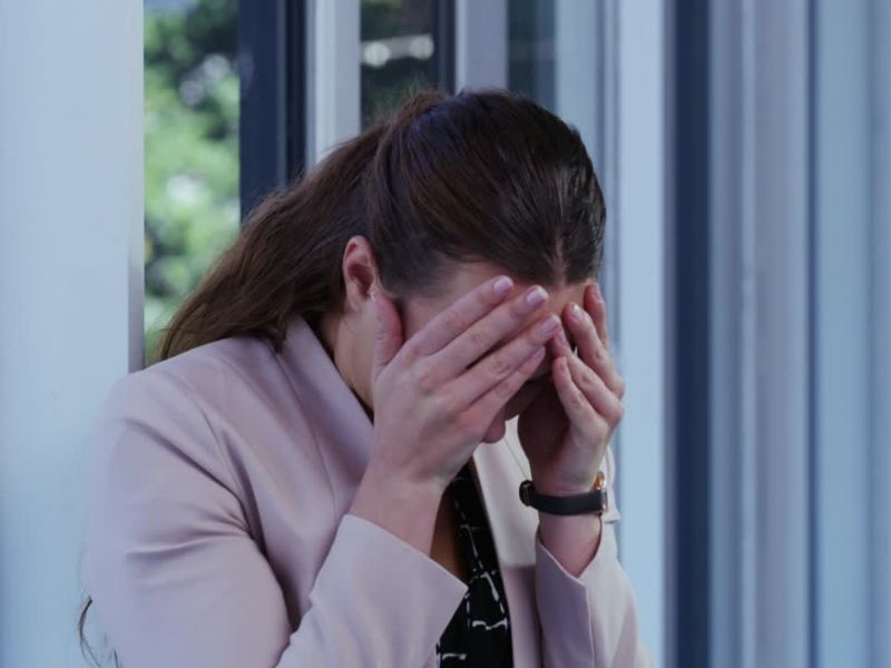 Hronična iscrpljenost zbog stresa na poslu, dok stres i depresija imaju različite uzroke.