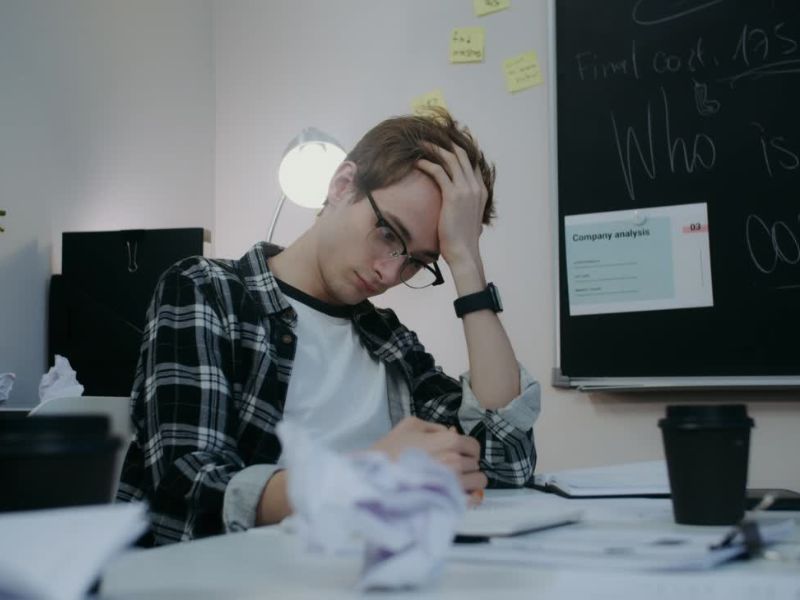 Ovaj sindrom se polako razvija, uzrokujući umor, smanjenje koncentracije i smanjenje motivacije.