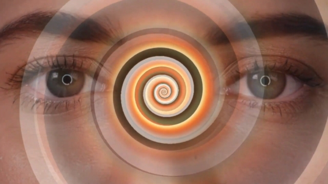 Prikaz očiju umorne osobe sa spiralom preko kadra koja simbolizuje narkolepsiju